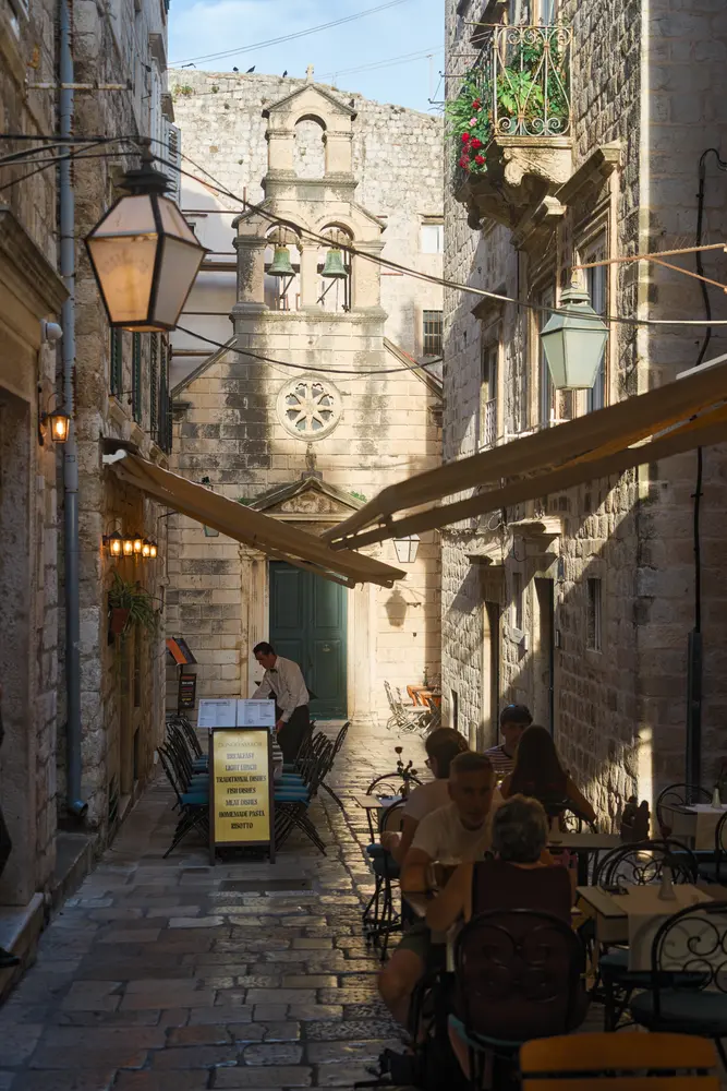 2026-06-15_dubrovnik_narrow-alley-with-lantern_dsc07711.jpg