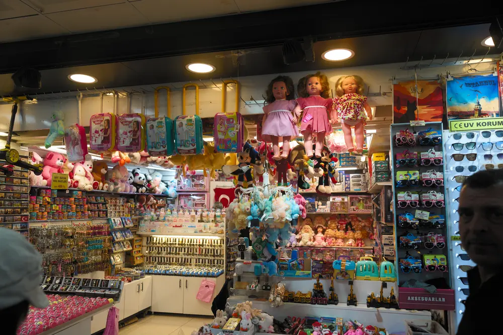 2026-06-06_istanbul_souvenir-toy-shop_dsc03158.jpg