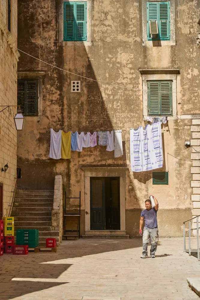 2026-06-10_dubrovnik_laundry-across-courtyard_dsc05092.jpg