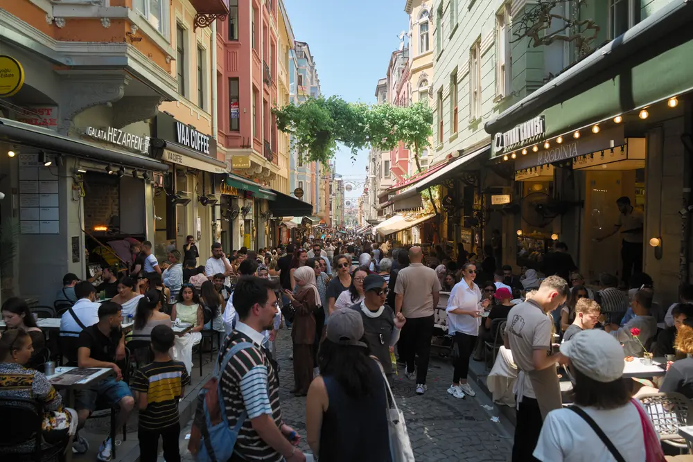 2026-06-06_istanbul_crowded-cafe-street_dsc03010.jpg