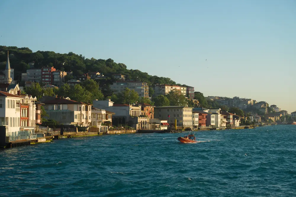 2026-06-06_istanbul_bosphorus-shoreline-houses_dsc03506.jpg