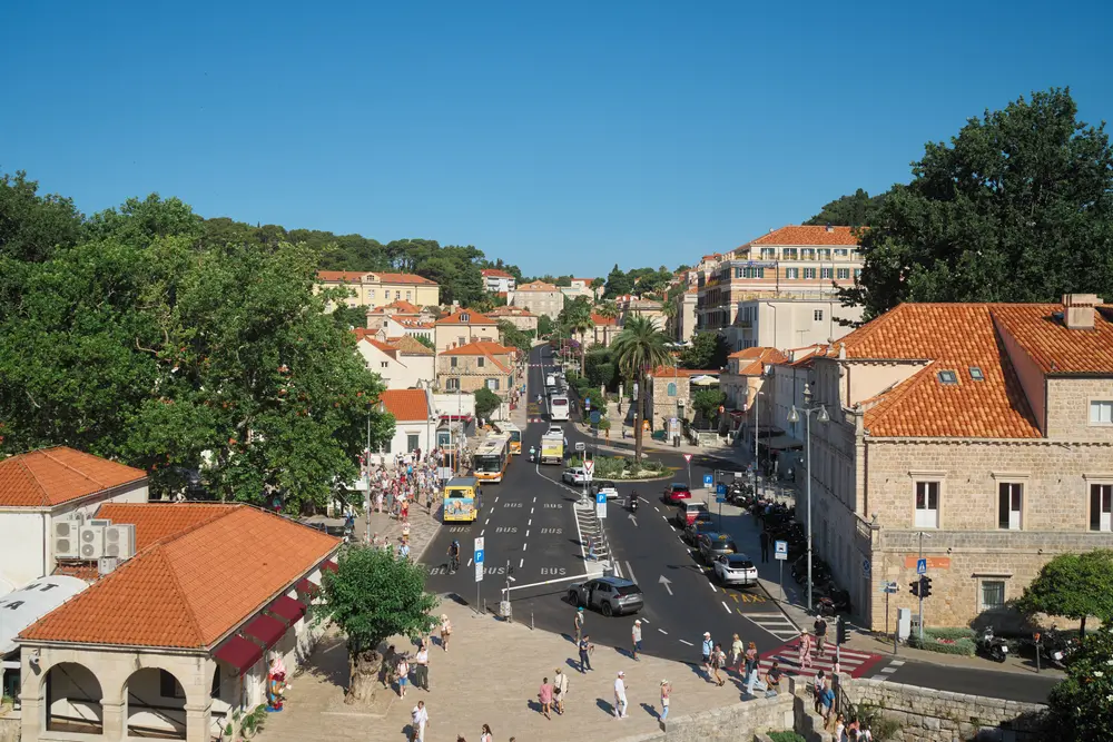 2026-06-10_dubrovnik_road-outside-city-walls_dsc04977.jpg