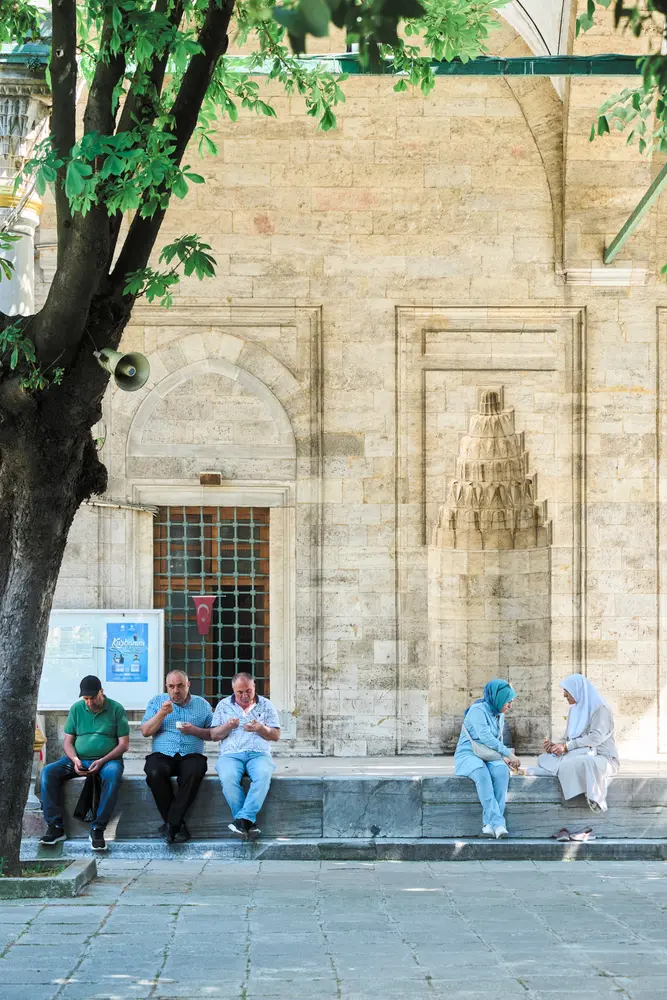 2026-06-08_istanbul_shaded-mosque-wall-bench_dsc04440.jpg