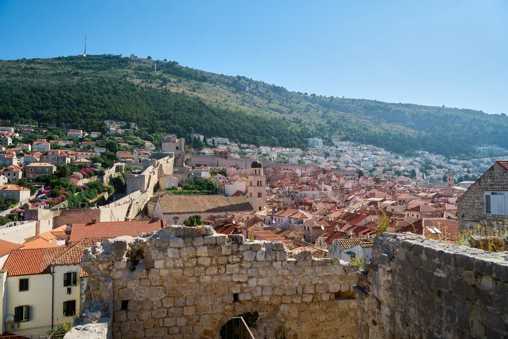 2026-06-10_dubrovnik_old-town-below-hillside_dsc04998.jpg