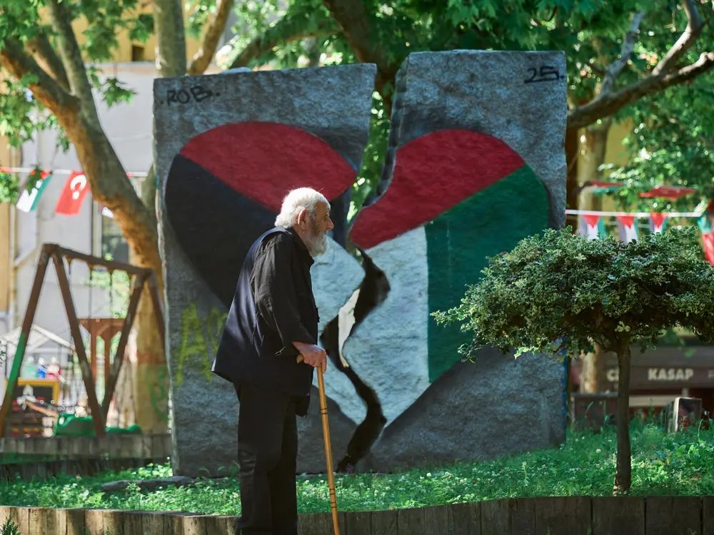 2026-06-07_istanbul_passerby-at-heart-mural_dsc03982.jpg