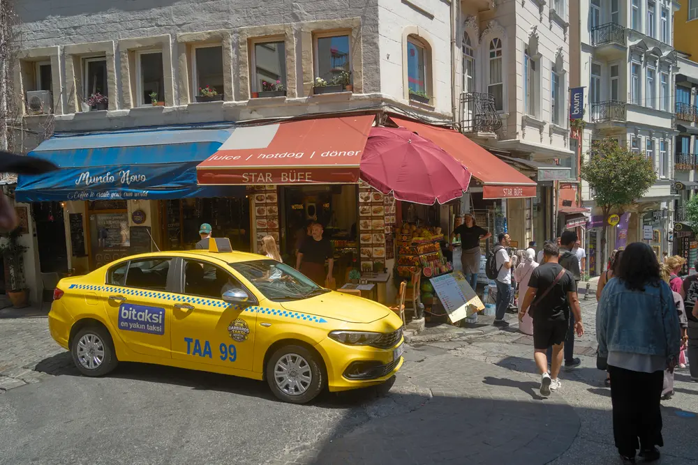 2026-06-06_istanbul_yellow-taxi-on-street_dsc03005.jpg