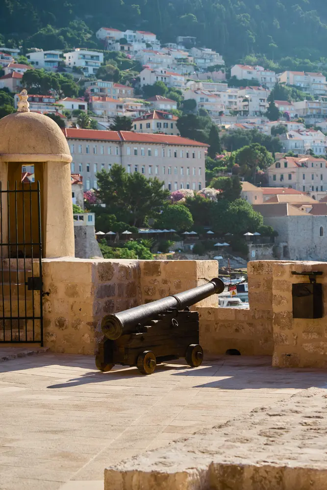 2026-06-10_dubrovnik_cannon-on-fort-terrace_dsc04843.jpg