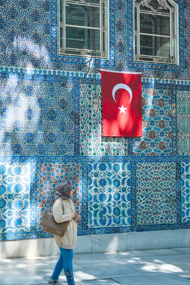 2026-06-08_istanbul_tiled-wall-turkish-flag_dsc04334.jpg