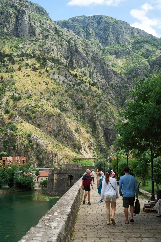2026-06-12_kotor_canal-side-walkway_dsc05957.jpg