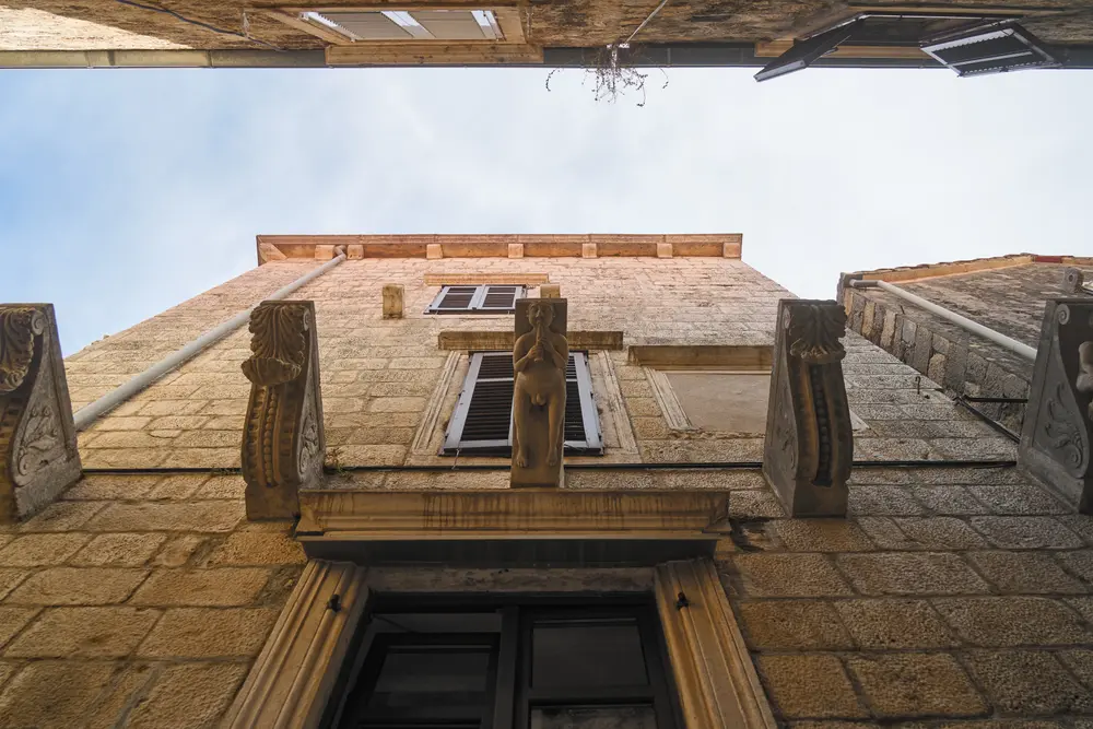 2026-06-13_korcula_stone-facade-looking-up_dsc06589.jpg