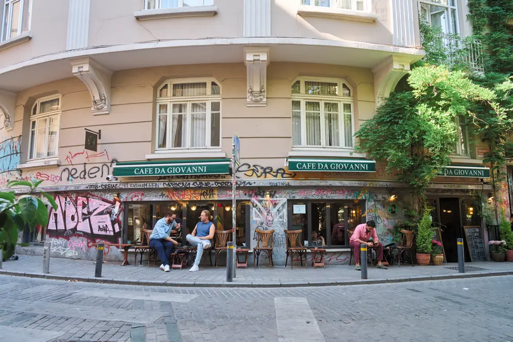 2026-06-08_istanbul_corner-cafe-terrace_dsc04476.jpg