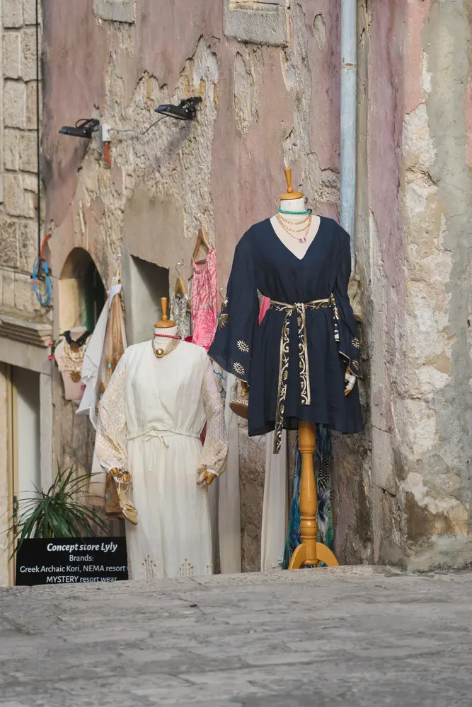 2026-06-14_korcula_dress-shop-in-alley_dsc07154.jpg