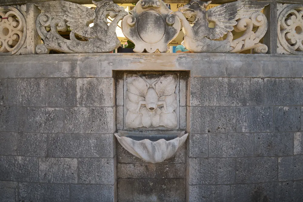 2026-06-14_korcula_carved-wall-fountain_dsc07012.jpg