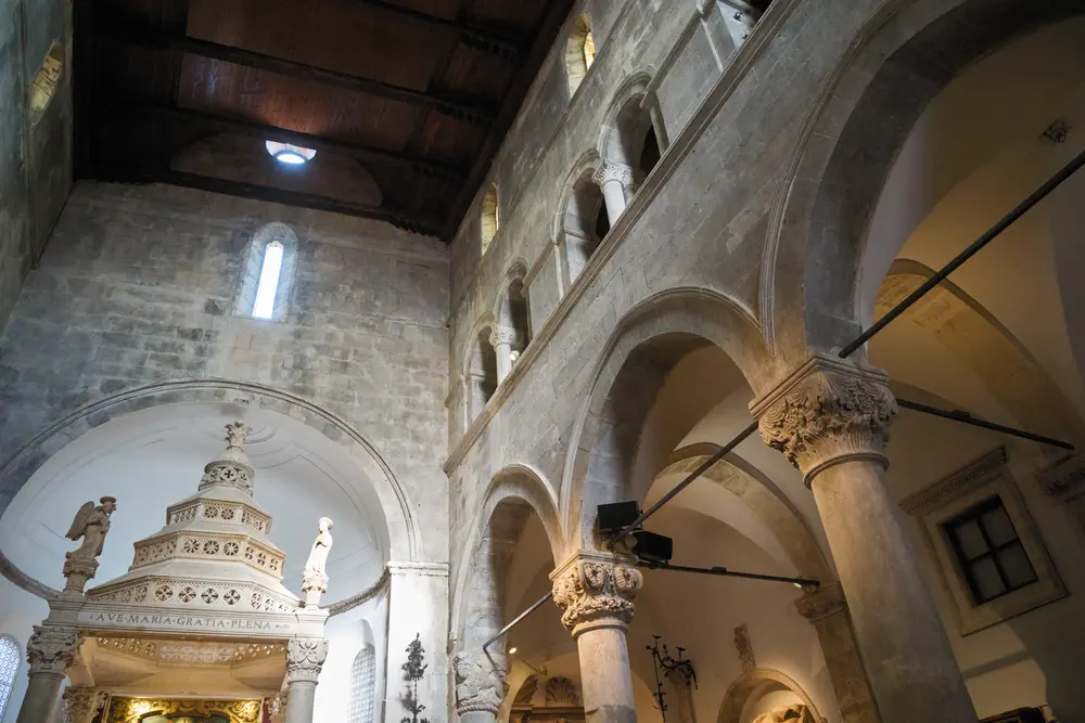 2026-06-14_korcula_cathedral-nave-arches_dsc07142.jpg