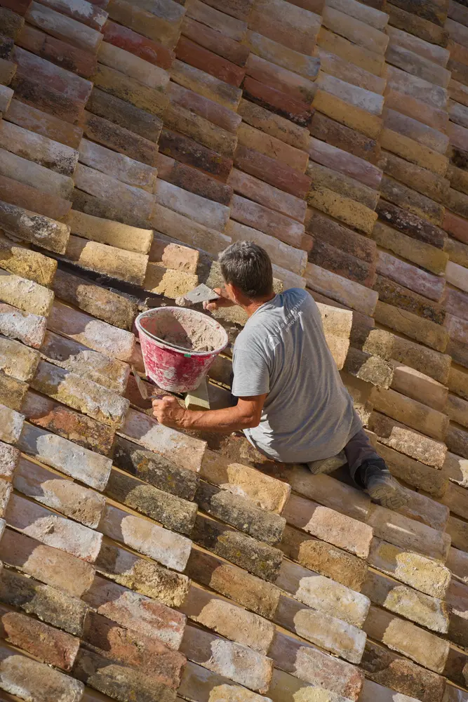 2026-06-10_dubrovnik_worker-repairing-roof-tiles_dsc04963.jpg