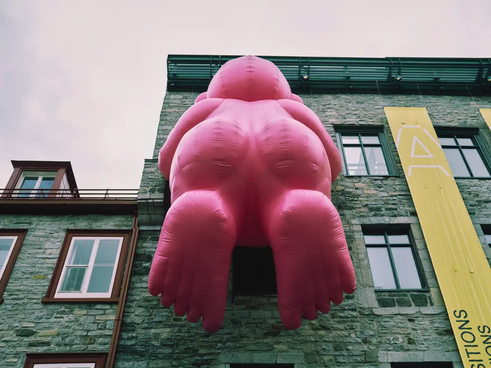 2024-09-09_quebec-city_pink-sculpture-close_dsc04487.jpg
