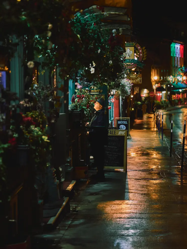 雨後の路地