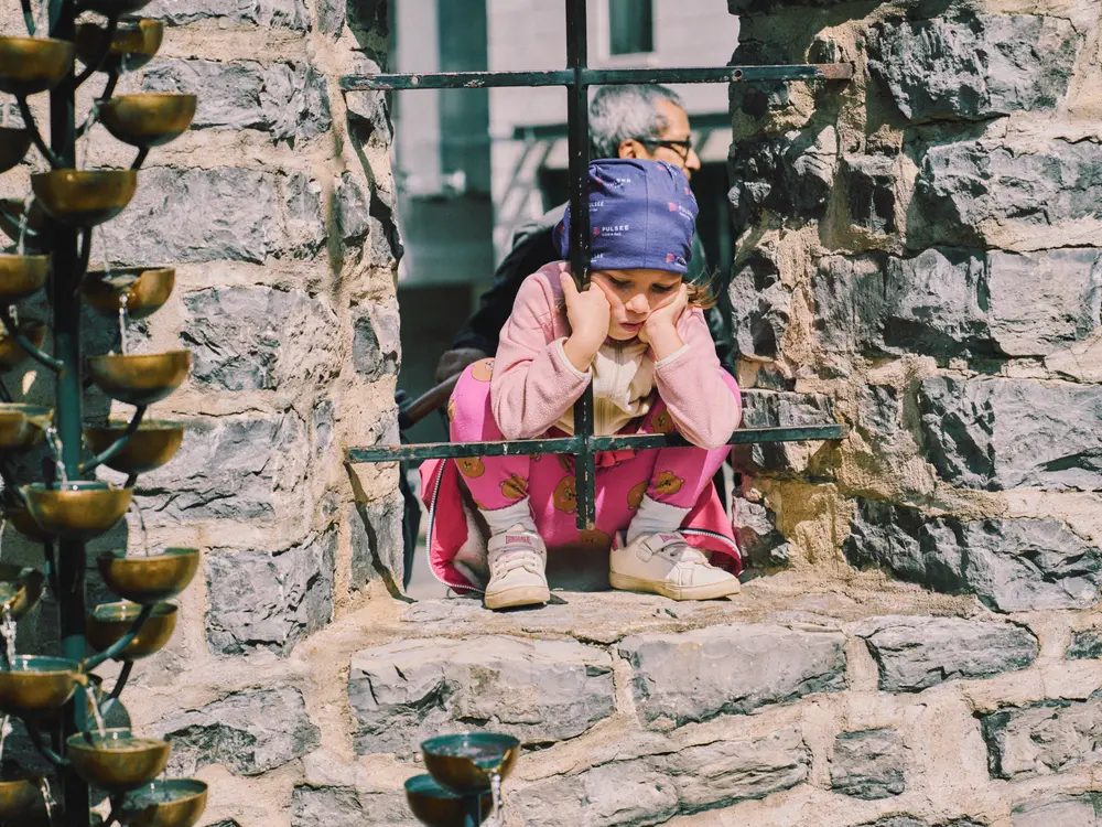 2024-09-10_quebec-city_stone-stair-child_dsc04731.jpg