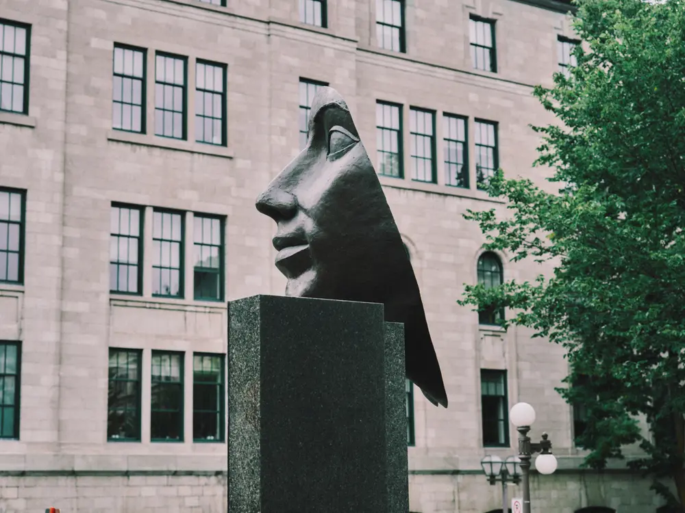 2024-09-09_quebec-city_sculpture-head_dsc04562.jpg