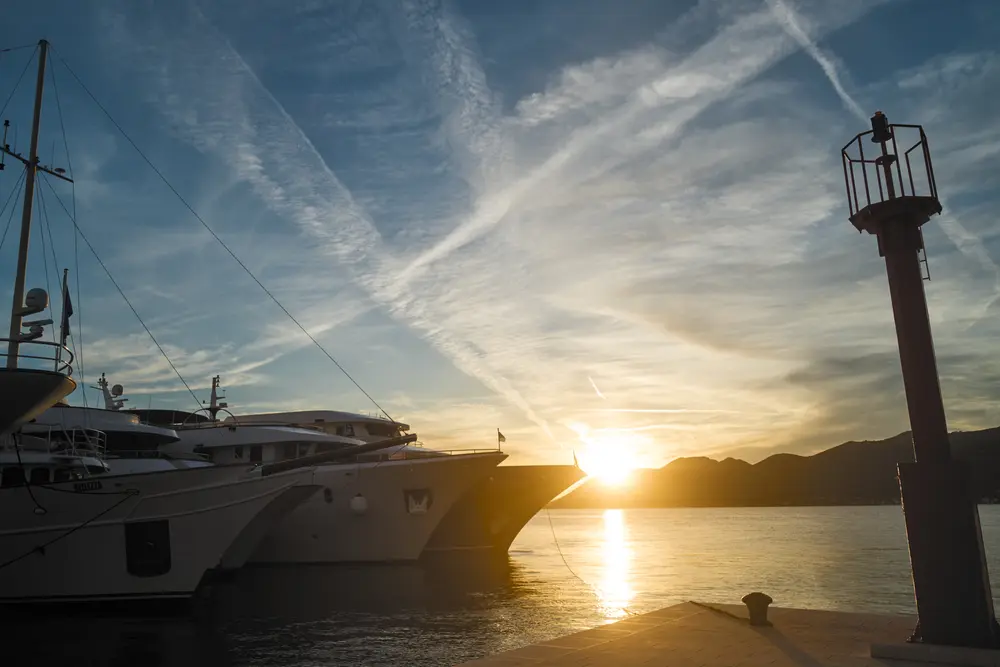 2026-06-14_korcula_harbour-sunset-yacht_dsc07246.jpg