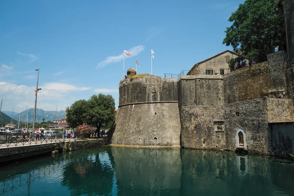 2026-06-11_kotor_fortress-wall-moat_dsc05432.jpg