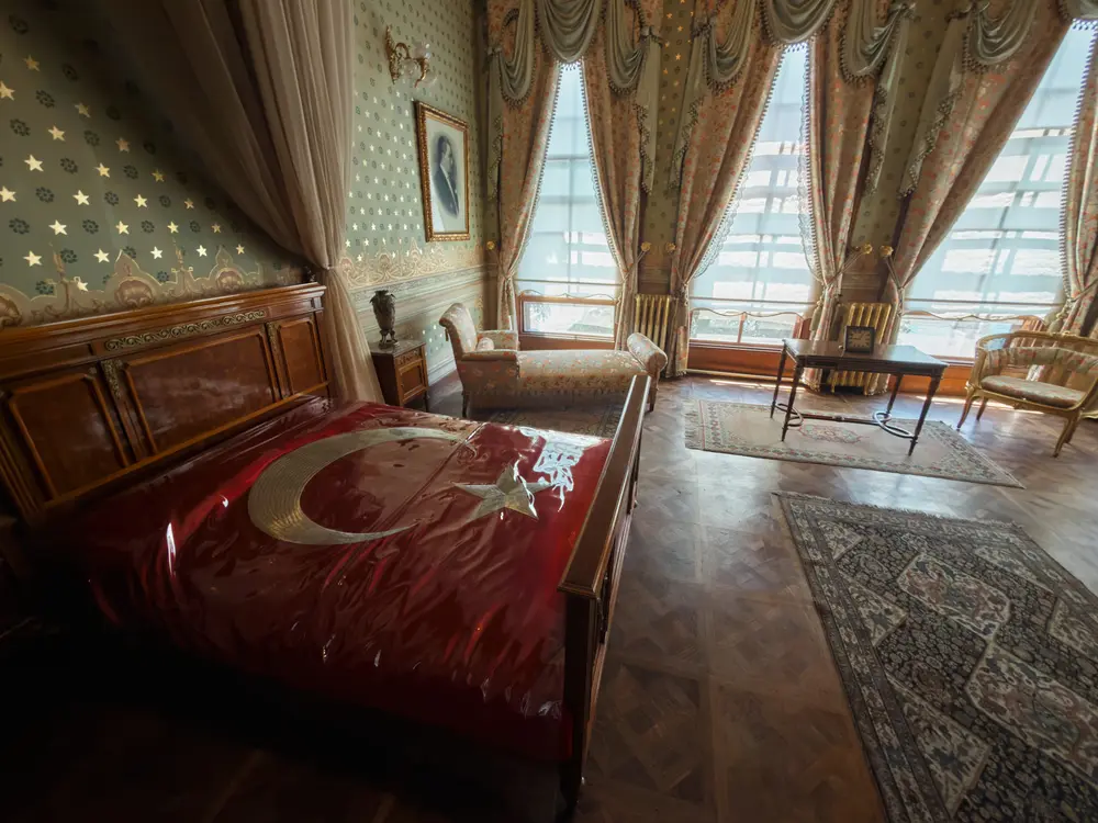 2026-06-06_istanbul_bed-draped-in-turkish-flag_img_2613.jpg