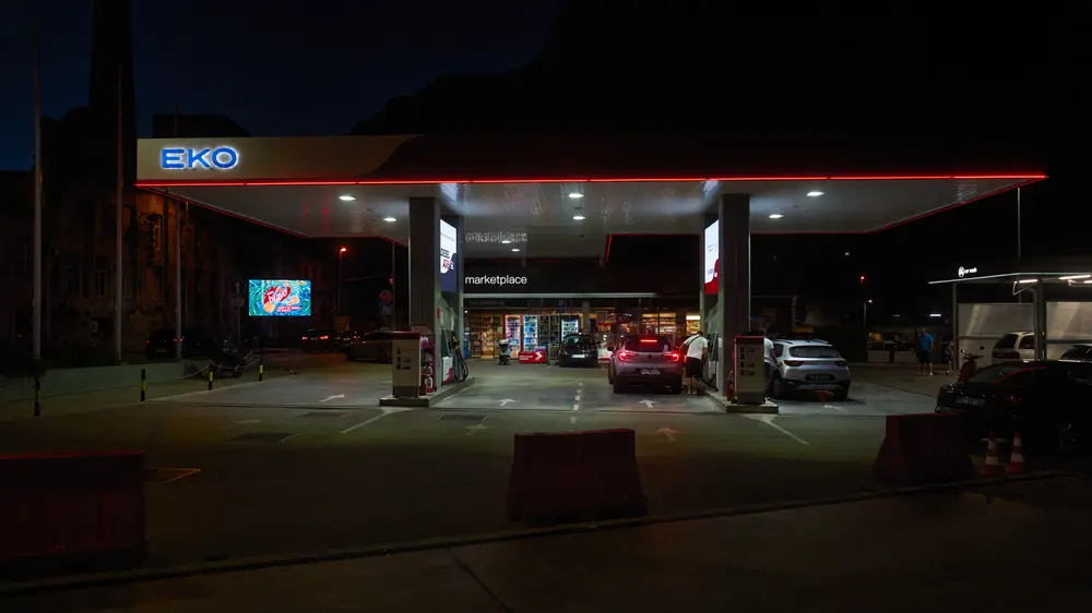 2026-06-12_kotor_gas-station-at-night_dsc06500.jpg