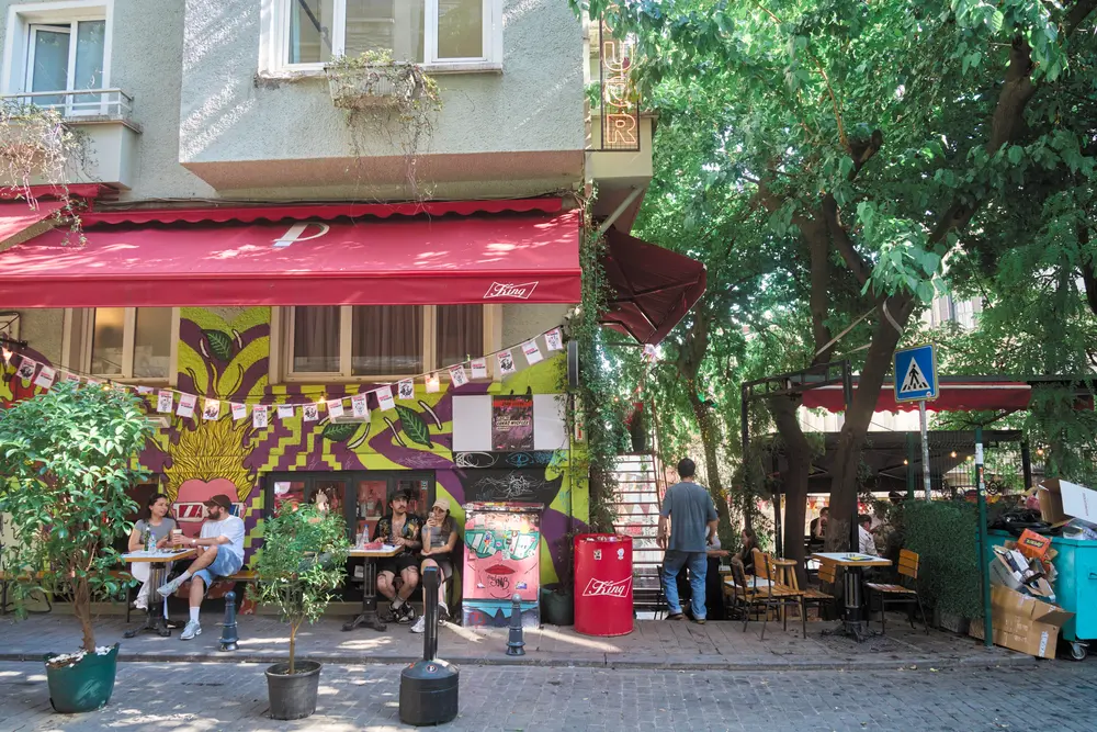 2026-06-08_istanbul_street-cafe-under-trees_dsc04481.jpg