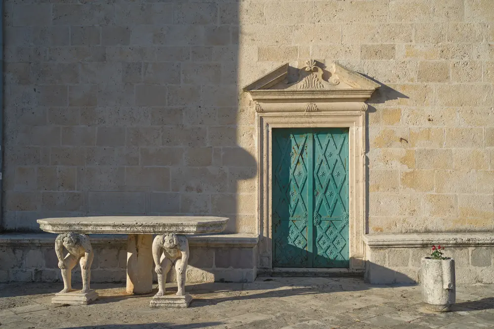2026-06-12_perast_green-door-stone-bench_dsc06257.jpg