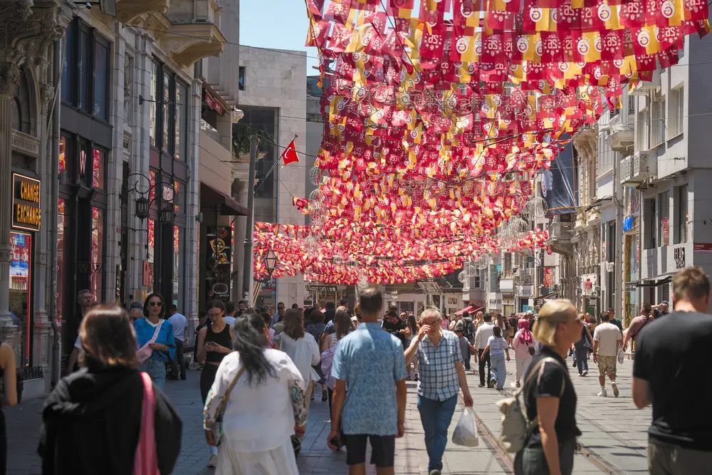 2026-06-06_istanbul_istiklal-street-decorations_dsc02912.jpg