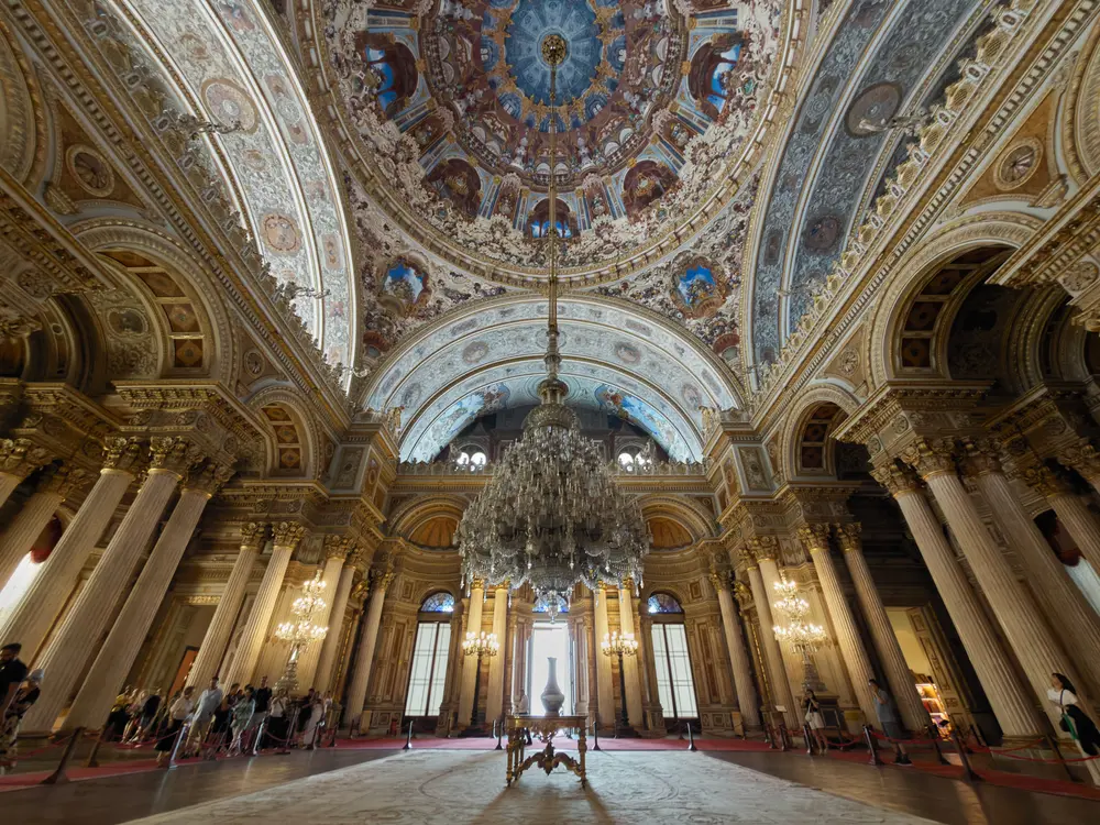 2026-06-06_istanbul_grand-domed-hall-crystal-chandelier_img_2571.jpg