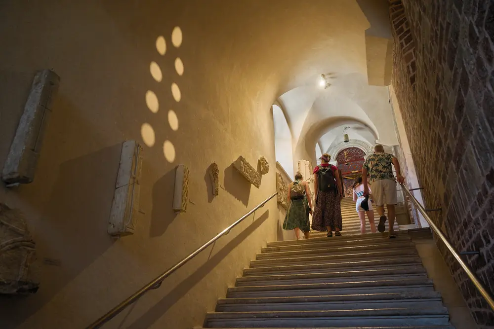 2026-06-11_kotor_vaulted-stone-stairway_dsc05471.jpg