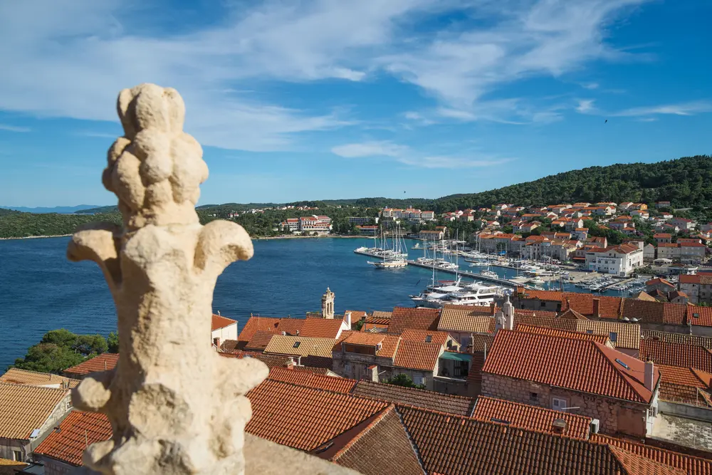 2026-06-13_korcula_carved-pinnacle-over-town_dsc06639.jpg