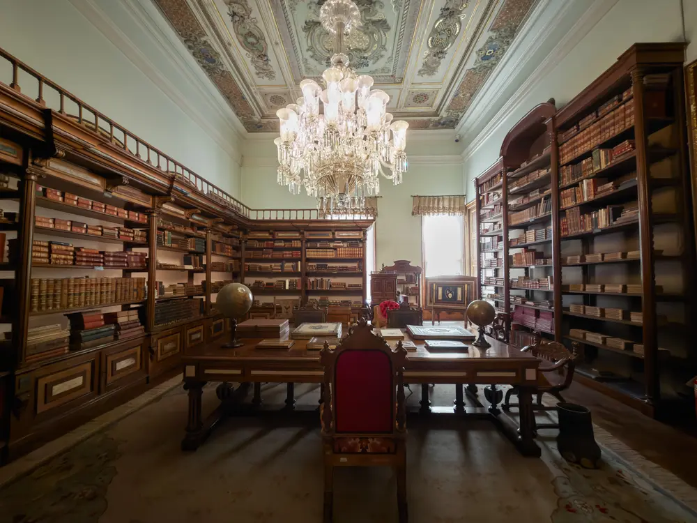 2026-06-06_istanbul_palace-library-with-globes_img_2491.jpg
