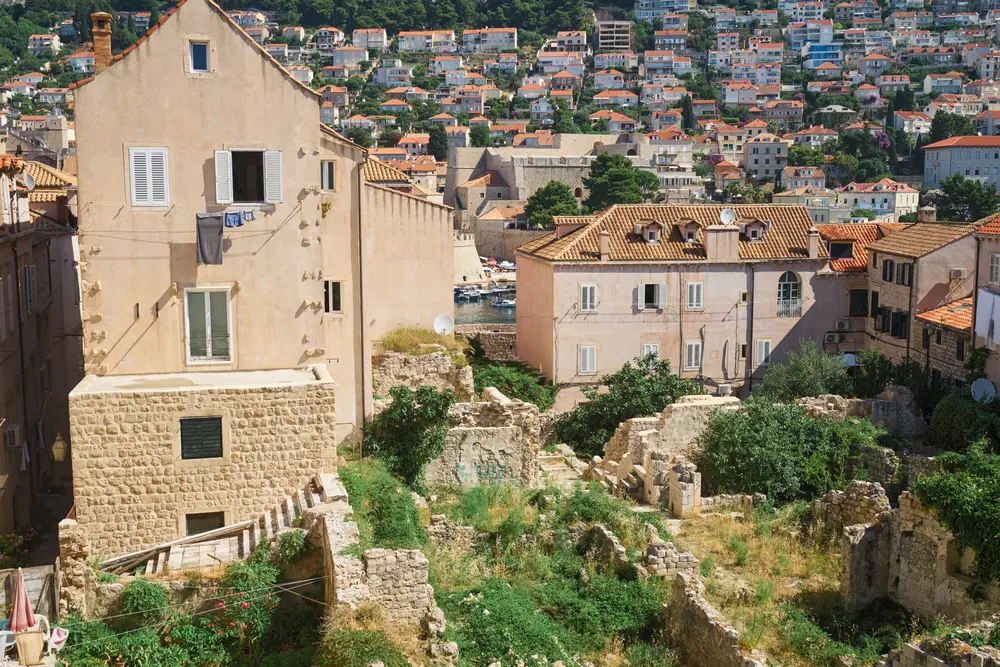 2026-06-10_dubrovnik_houses-above-old-ruins_dsc05072.jpg