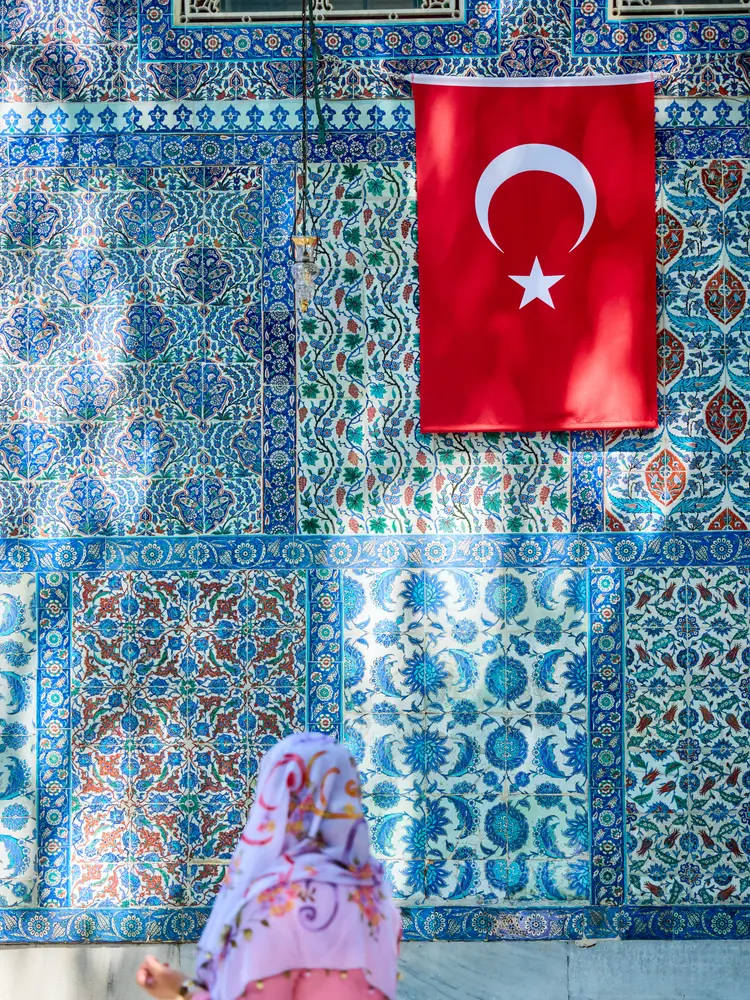2026-06-08_istanbul_tiled-wall-turkish-flag_dsc04348.jpg