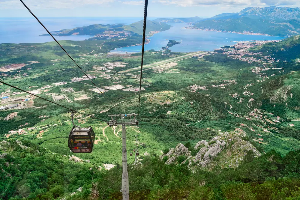 2026-06-12_kotor_cable-car-over-valley_dsc06005.jpg