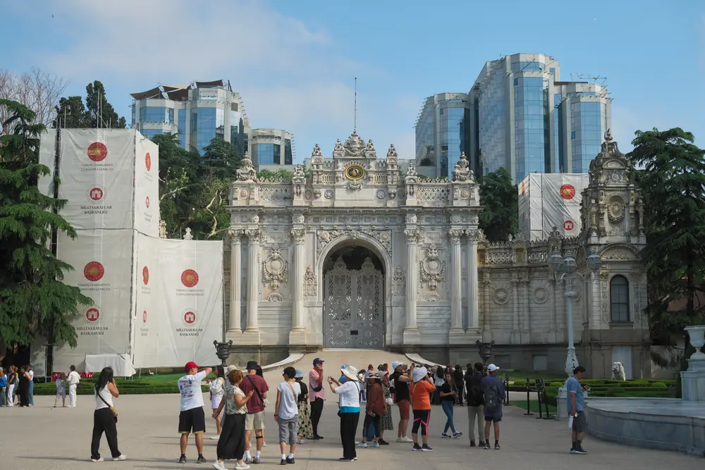2026-06-06_istanbul_dolmabahce-gate-crowd_dsc02661.jpg