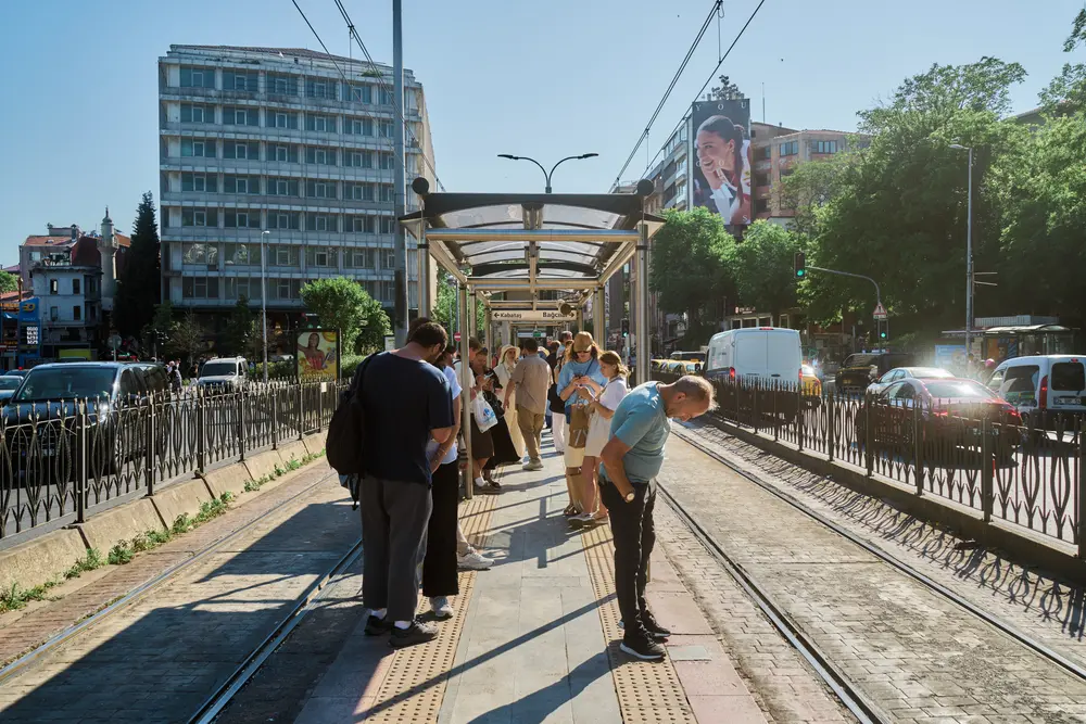 2026-06-08_istanbul_tram-stop-platform_dsc04499.jpg