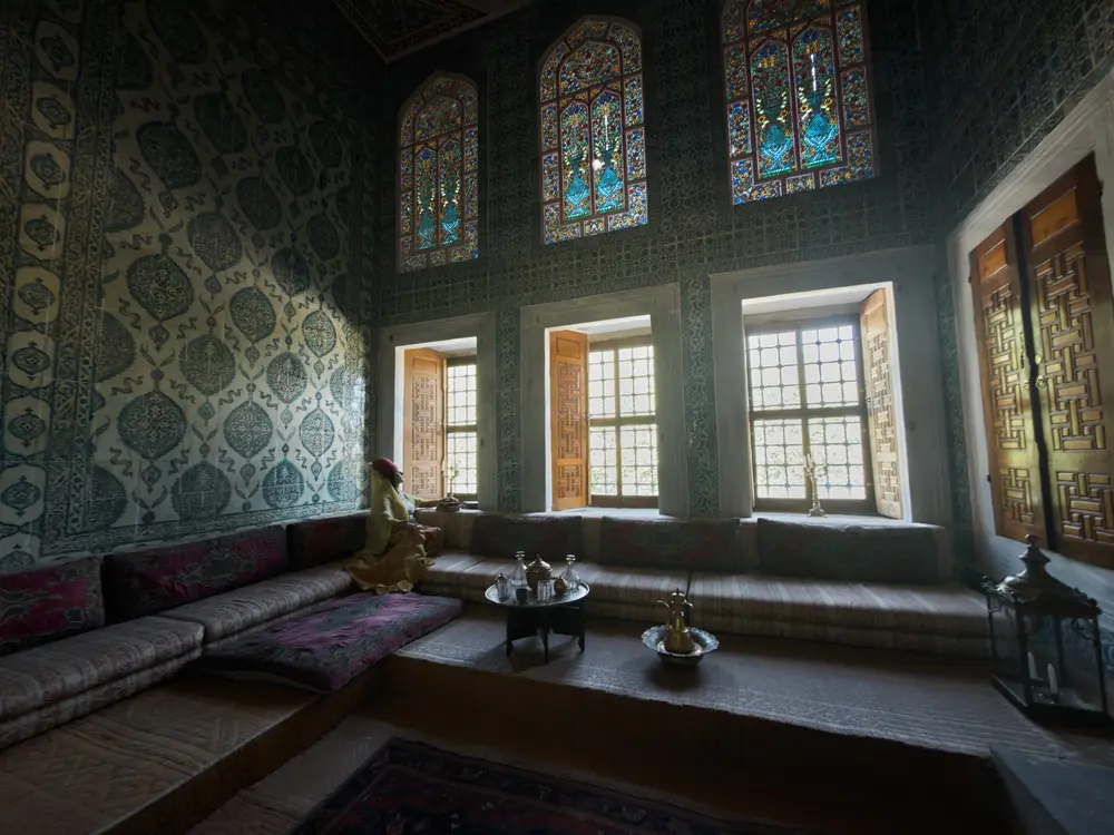 2026-06-07_istanbul_tiled-chamber-seated-robed-figure_img_2668.jpg