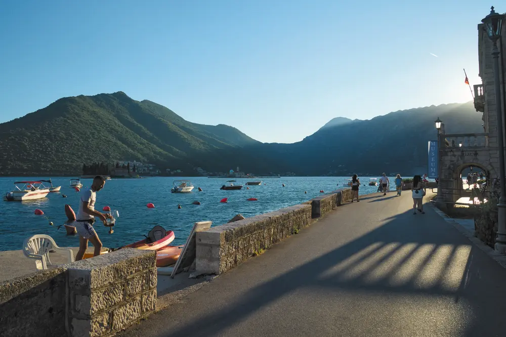 2026-06-12_perast_seaside-promenade-at-dusk_dsc06404.jpg