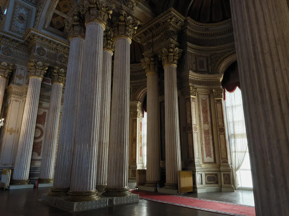 2026-06-06_istanbul_marble-columns-domed-hall_img_2558.jpg
