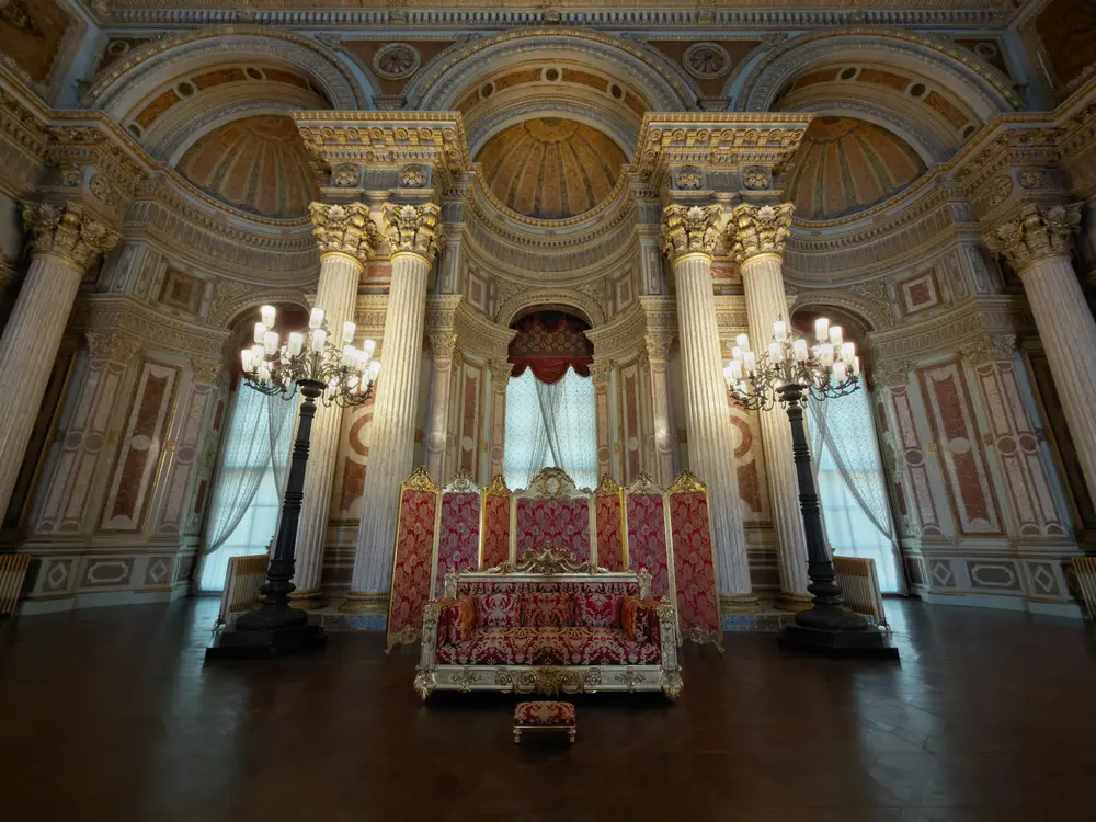 2026-06-06_istanbul_red-throne-alcove-columns_img_2562.jpg