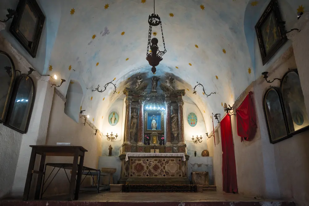2026-06-11_kotor_chapel-interior-altar_dsc05704.jpg