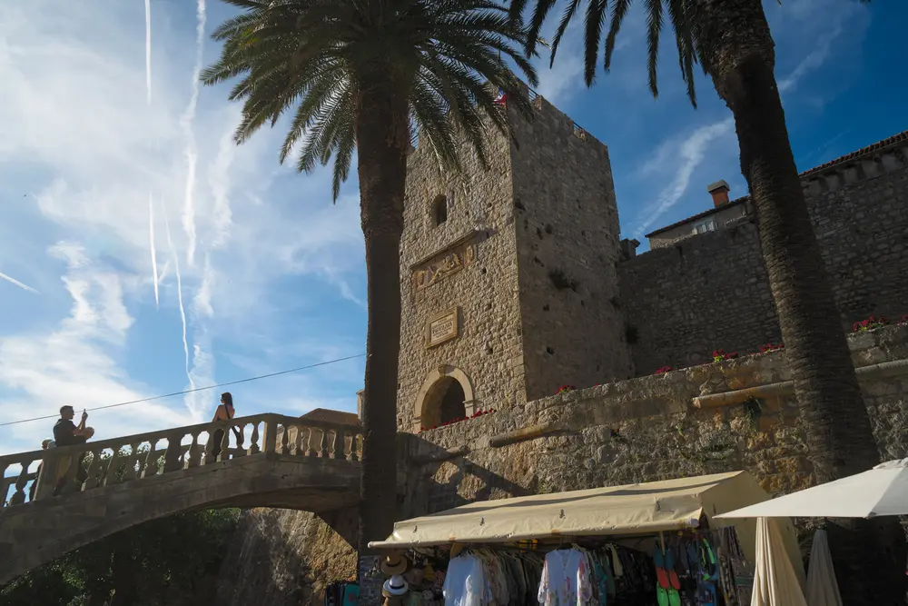 2026-06-13_korcula_town-gate-with-palms_dsc06687.jpg