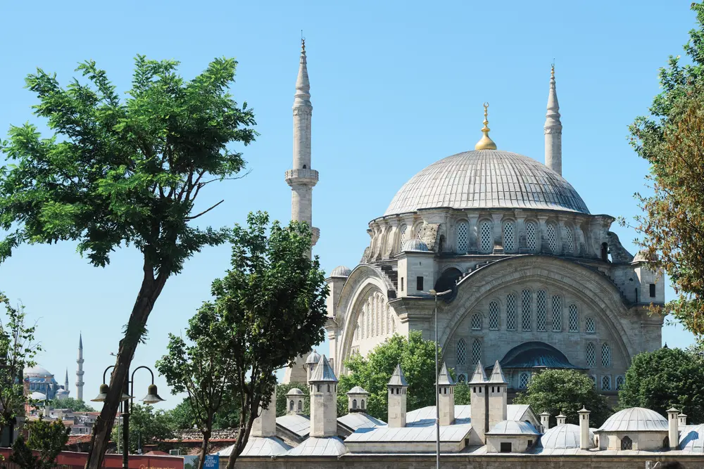 2026-06-08_istanbul_mosque-domes-and-minarets_dsc04450.jpg
