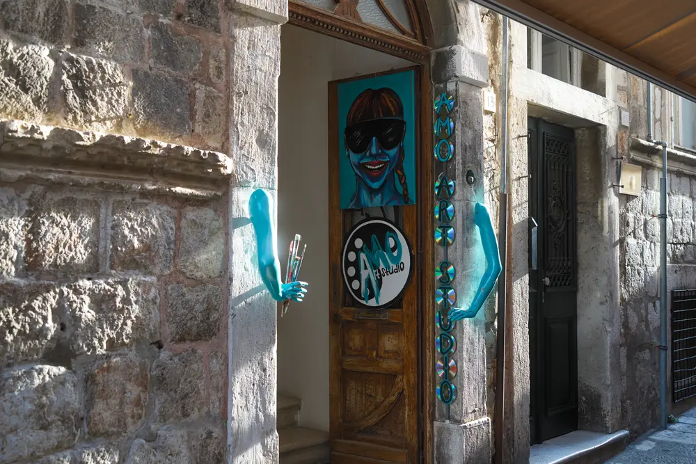 2026-06-15_dubrovnik_street-art-doorway_dsc07709.jpg