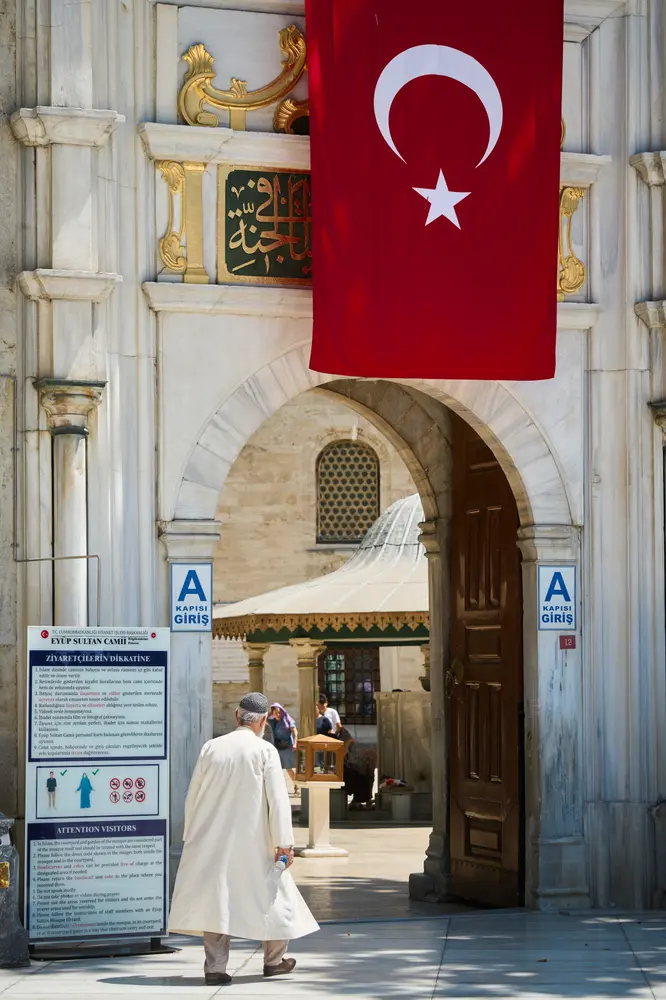 2026-06-08_istanbul_mosque-gate-turkish-flag_dsc04358.jpg