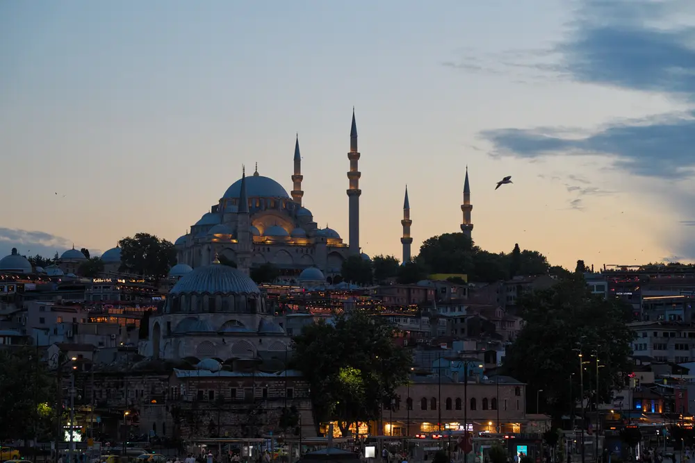 2026-06-07_istanbul_mosque-skyline-blue-hour_dsc04166.jpg