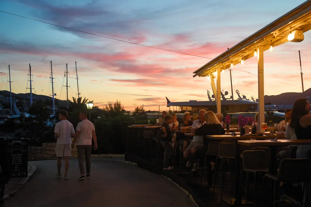 2026-06-14_korcula_promenade-bar-at-dusk_dsc07450.jpg